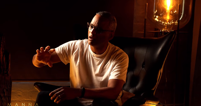 Ronaldo foi curada dos traumas por Jesus. (Foto: Reprodução/YouTube/Manna Testimonies).