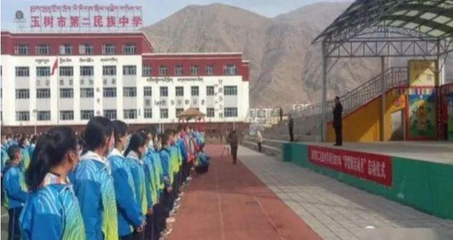 Alunos da 2ª Escola Secundária Étnica da cidade de Yushu. (Foto: Reprodução/Bitter Winter)