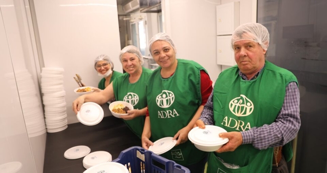 Marmitas são fornecidas à população. (Foto: Notícias Adventistas/Jaime Costa).