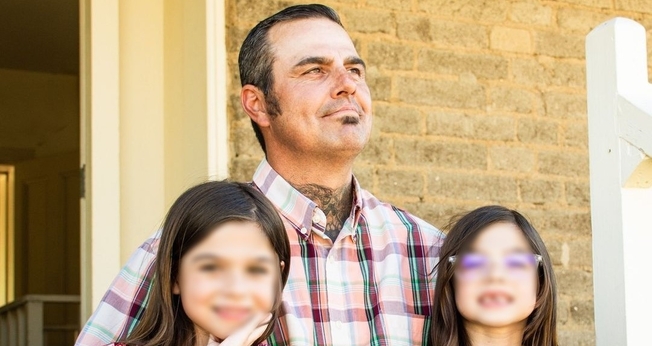 Ryan e suas filhas gêmeas. (Foto: Instagram/prisonfellowship)