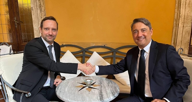 Tristan Azbej, secretário de Estado para a Ajuda aos Cristãos Perseguidos e Davide Dionisi, comissário do governo italiano para a liberdade religiosa. (Foto: Facebook/Azbej Tristan)
