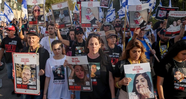 Protestos pedem libertação de reféns pelo Hamas. (Captura de tela/Jewish Breaking News)