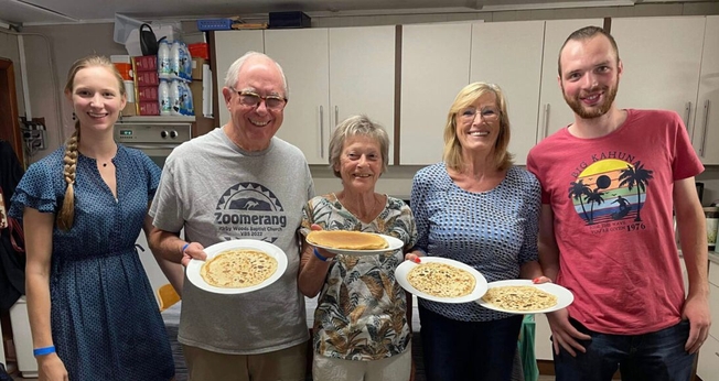 Don e Pam Lynch com voluntários da missão na Bélgica. (Foto: Reprodução/IMB)