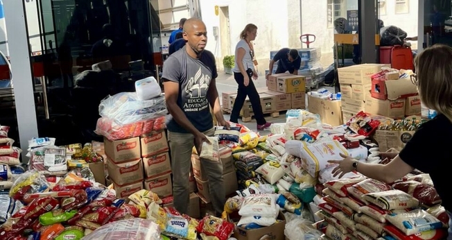 Alimentos arrecadados para distribuição. (Foto: Reprodução/Notícias Adventistas)