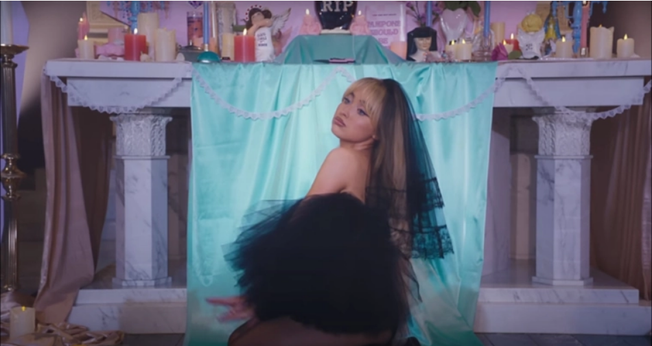 Sabrina Carpenter dança provocativamente em frente ao altar da Igreja em videoclipe. (Captura de tela/YouTube/Sabrina Carpenter)