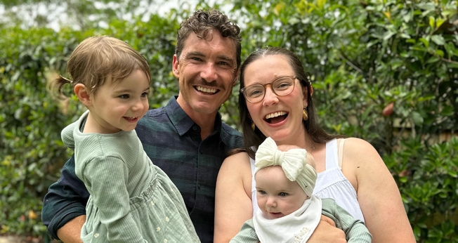 PJ Bedwell com sua família. (Foto: Eternity News).
