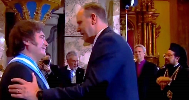 Christian Hooft, da Aliança Evangélica Argentina ACIERA, cumprimenta o presidente Javier Milei na posse. (Foto: Reprodução/Evangelical Focus)