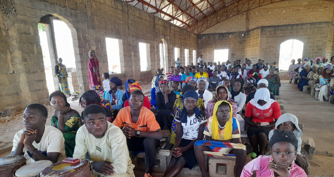 Após a reconstrução do telhado do templo, mais de 400 cristãos voltaram a cultuar. (Foto: International Christian Concern).