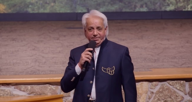 Benny Hinn. (Captura de tela/YouTube Andrew Wommack)