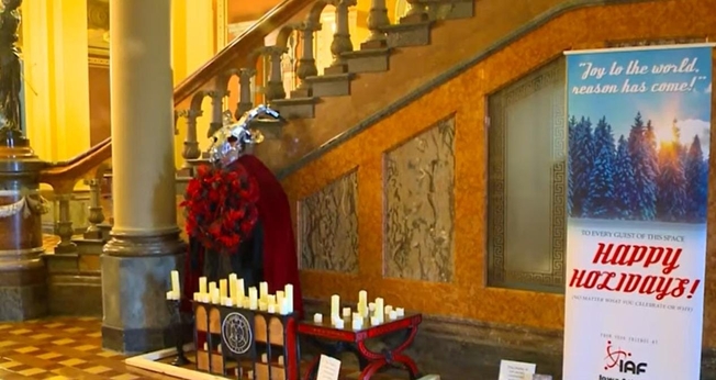 Estátua satânica exposta no governo de Iowa, EUA. (Captura de tela/YouTube KCCI) 