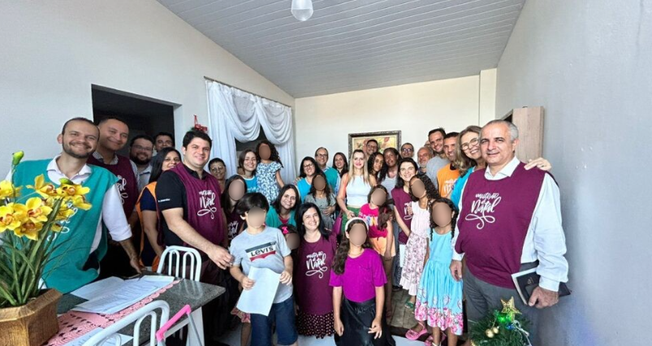 Roseli e as cinco filhas ganharam um lar reformado. (Foto: Comunicação UCB).