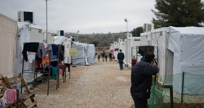 Refugiados em acampamento. (Foto: Reprodução/Unsplash/Julie Ricard)