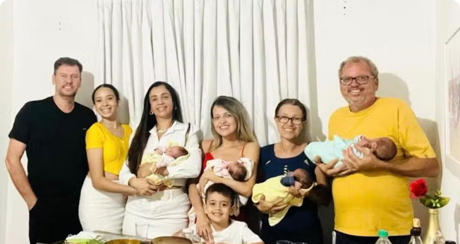Mãe de quadrigêmeos, Kássia Freitas teve celebração da virada do ano com a família reunida. (Foto: Instagram/Kássia Freitas)