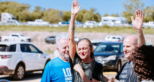 Batismo feito pela Crossroads Church. (Foto: Instagram/crcbelton)