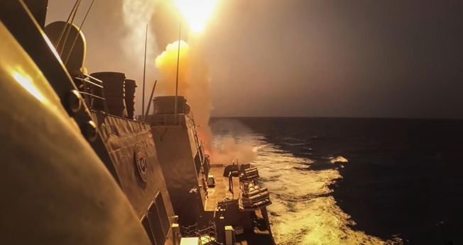 Navio sendo atacado. (Captura de tela: YouTube Hoje no Mundo Militar)