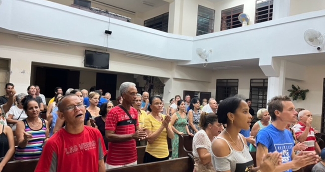 Cubanos na igreja. (Foto: Reprodução/Baptist Press)