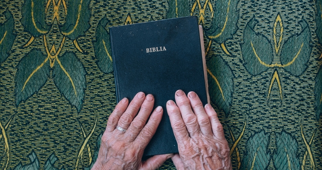A vítima, de 70 anos, conseguiu se defender com uma Bíblia. (Foto: Imagem ilustrativa/Unsplash/Raul Petri).