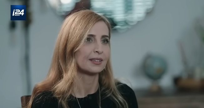 A israelense Danielle Aloni ficou cativa 49 dias em poder do Hamas. (Captura de tela/YouTube/i24News)