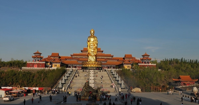 Templo com grande estátua de Buda em Midong, Urumqi, Xinjiang. (Foto: Wikimedia Commons)