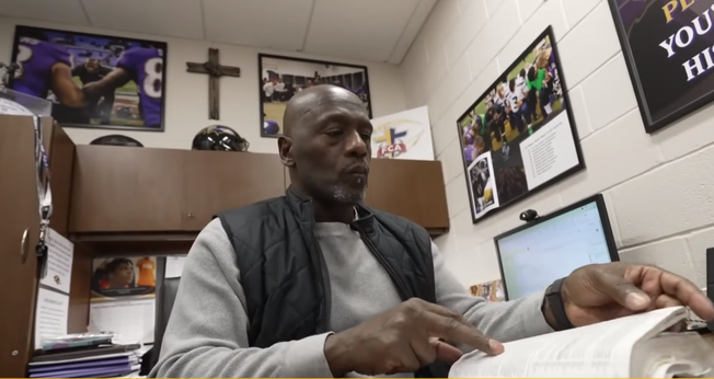 Johnny Shelton serve como capelão do Baltimore Ravens. (Foto: Reprodução/YouTube/TODAY).