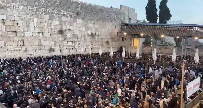 Judeus oram no Muro das Lamentações para que reféns em Gaza sejam libertos em segurança. (Captura de tela/YouTube/Aaron Kliegman)