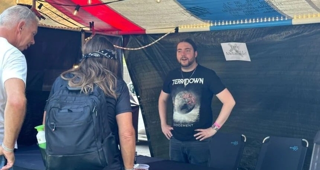 O grupo monta barracas nos eventos e distribuem exemplares da Metal Bible. (Foto: Revive).