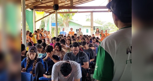 Jovens no acampamento missionário. (Foto: Reprodução/Instagram/Radical Brasil)