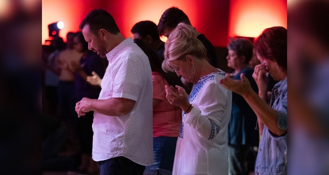 Cristãos orando. (Foto: Reprodução/Facebook/Liberty Live Church)