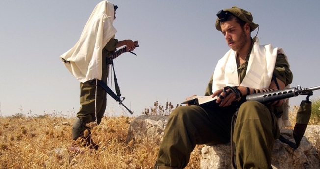 O soldado vai orar e vê o terrorista se aproximando sorrateiramente para atacar. (Foto: Reprodução/Israel365)