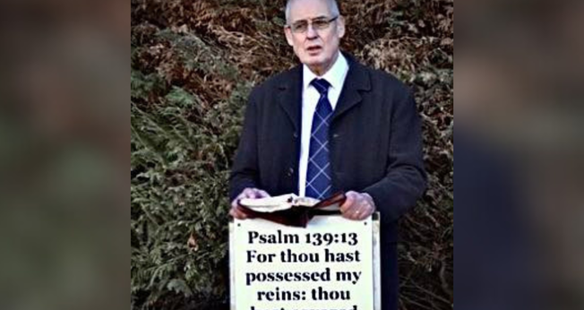Stephen Green é processado por segurar placa com um versículo do Salmo 139 fora de uma clínica de aborto em Londres. (Foto: Christian Legal Centre)