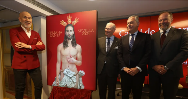 O artista espanhol Salustiano García [à esq.] ao lado do cartaz que criou para a Semana Santa de Sevilha 2024. (Foto: Câmara de Sevilha)