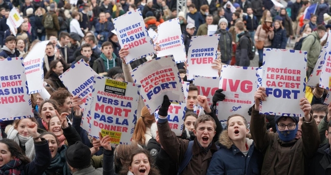Participantes de uma recente marcha pela vida em Paris, França. (Foto: Marche Pour La Vie)