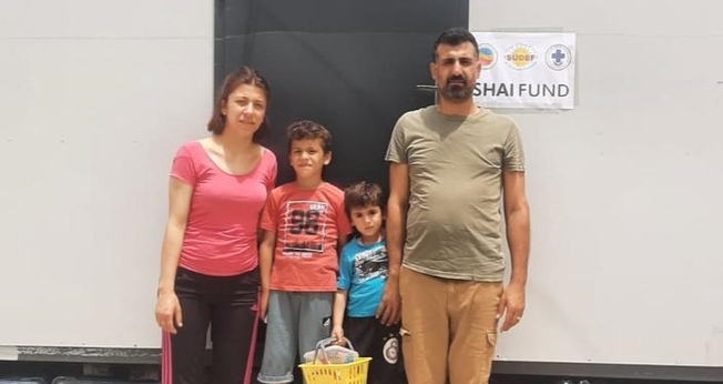 John Emecktis e sua família vivem em uma casa contêiner. (Foto: Global Christian Relief)