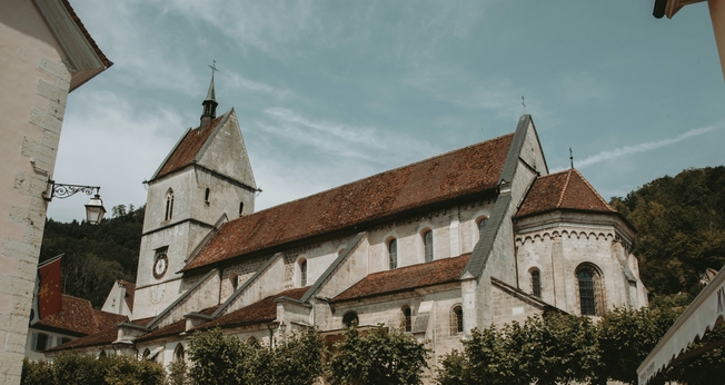 Igreja Saint-Ursanne, Suíça. (Foto: Unsplash/Loriane Magnenat)