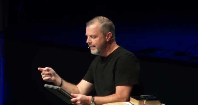 Pastor Kelly Williams. (Captura de tela: YouTube Vanguard Church)