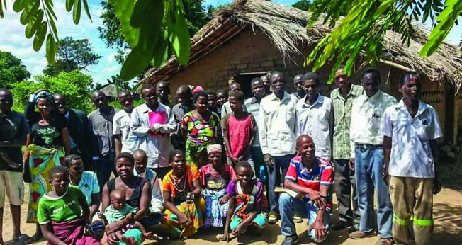 Luís Pereira em visita a uma congregação de aldeia atingida pelo ciclone em Moçambique. (Foto: Tim Brumfield/The Christian Chronicle).