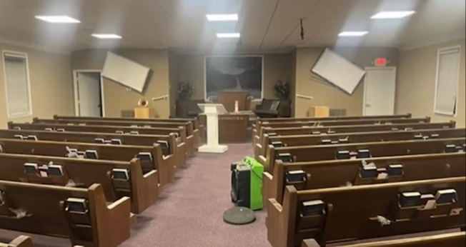 A Luna Lane Church of Christ teve os bancos danificados. (Foto: Reprodução/WKRN).