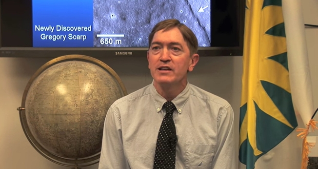 Geólogo lunar Tom Watters. (Captura de tela: YouTube/SmithsonianSciense)