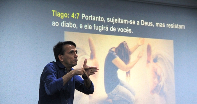 Mais de 10 milhões de pessoas com algum problema auditivo serão beneficiadas pela tradução. (Foto: UniEVANGÉLICA).