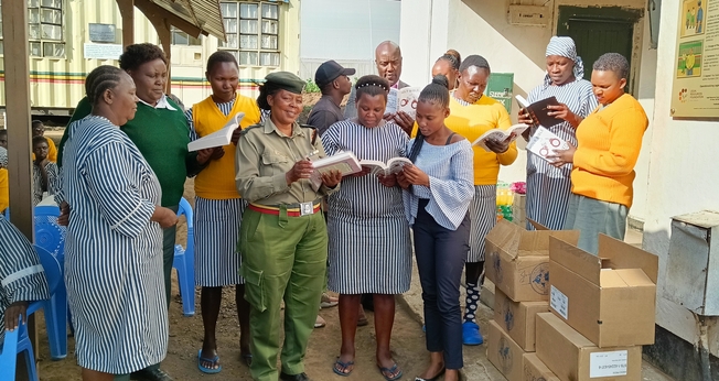 Distribuição de Bíblias em prisão no Quênia. (Foto: Imagem ilustrativa/Mission Cry).