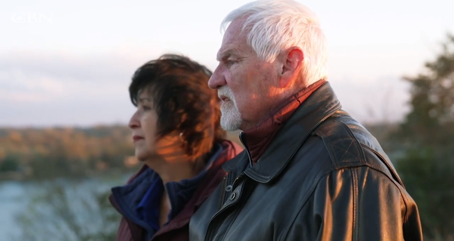 Bob e Carol sobreviveram a acidente de barco nos EUA. (Foto: Reprodução/CBN News).