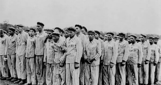 Prisioneiros judeus que estavam instalados no campo de concentração de Buchenwald. (Foto: Domínio Público)