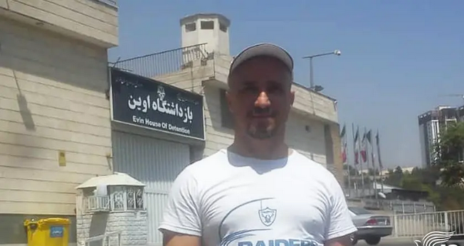 O cristão Mohammadreza (Youhan) Omidi em frente à prisão de Evin. (Foto: Reprodução / Artigo 18)