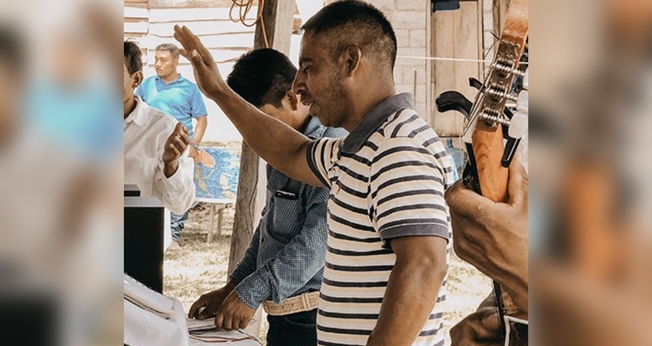 Mexicanos na igreja. (Foto: Reprodução/Portas Abertas)