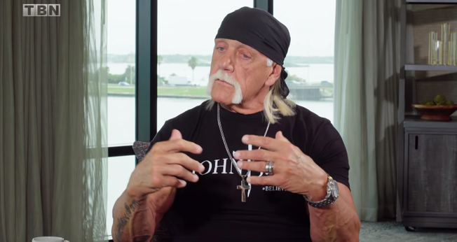 Hulk Hogan está testemunhando sobre sua transformação em Jesus. (Foto: Reprodução/Facebook/TBN).