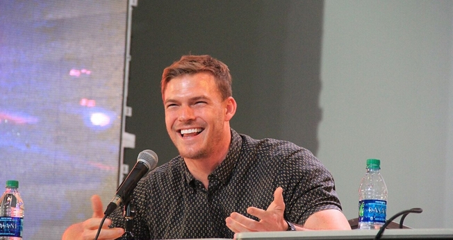 Alan Ritchson. (Foto: Reprodução/Wikimedia Commons/Daniel Benavides)
