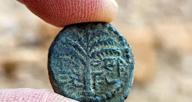 Moeda rara com inscrição 'Eleazar, o Sacerdote' encontrada no deserto da Judeia. (Foto: Emil Aladjem/Autoridade de Antiguidades de Israel)