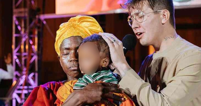 A mãe com o filho na cruzada. (Foto: Reprodução/CfaN)