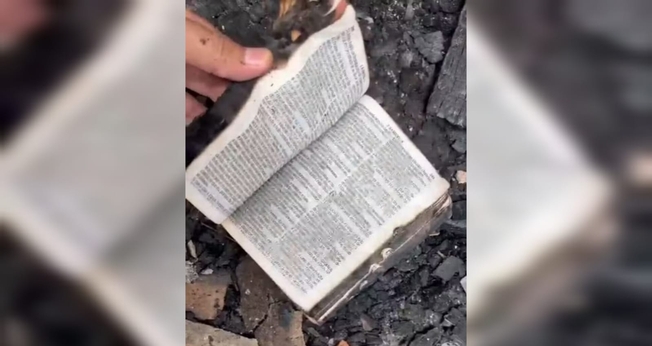 A Bíblia ficou intacta após o incêndio no MT. (Foto: Reprodução/G1).