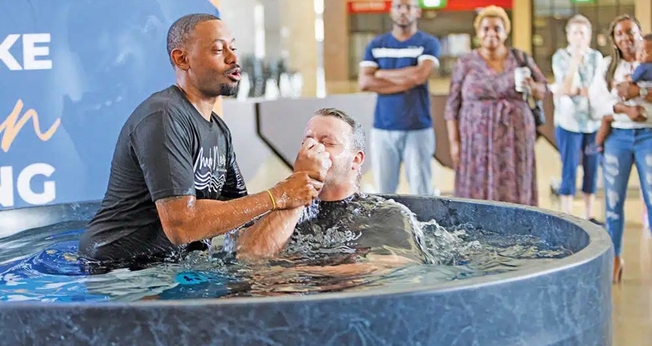 Eric Patrick batizando um novo convertido. (Foto: Reprodução/Facebook/Harvest Ministries)